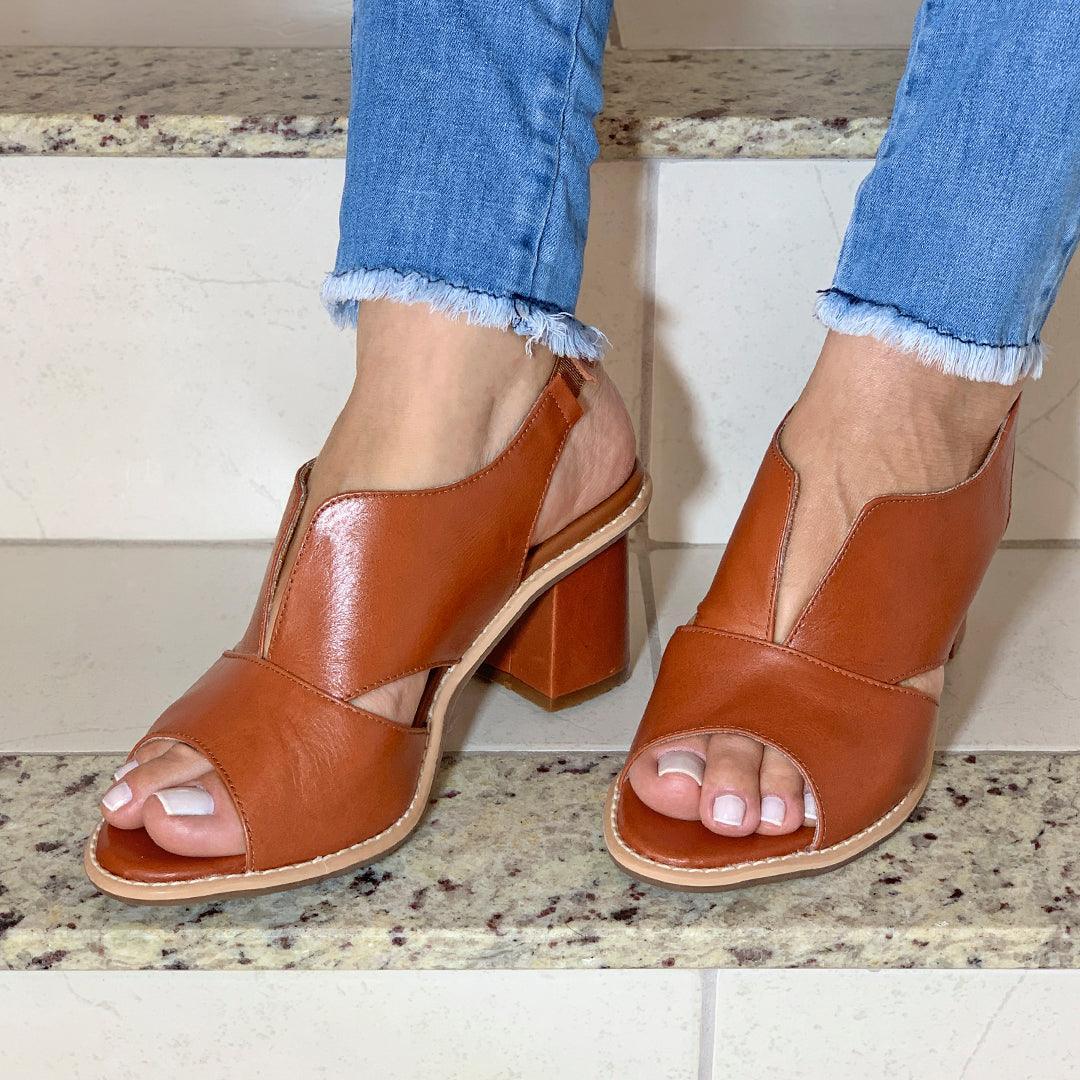 Sandália Laíza Peep Toe em Couro Salto Bloco Médio - Lojas Promorin